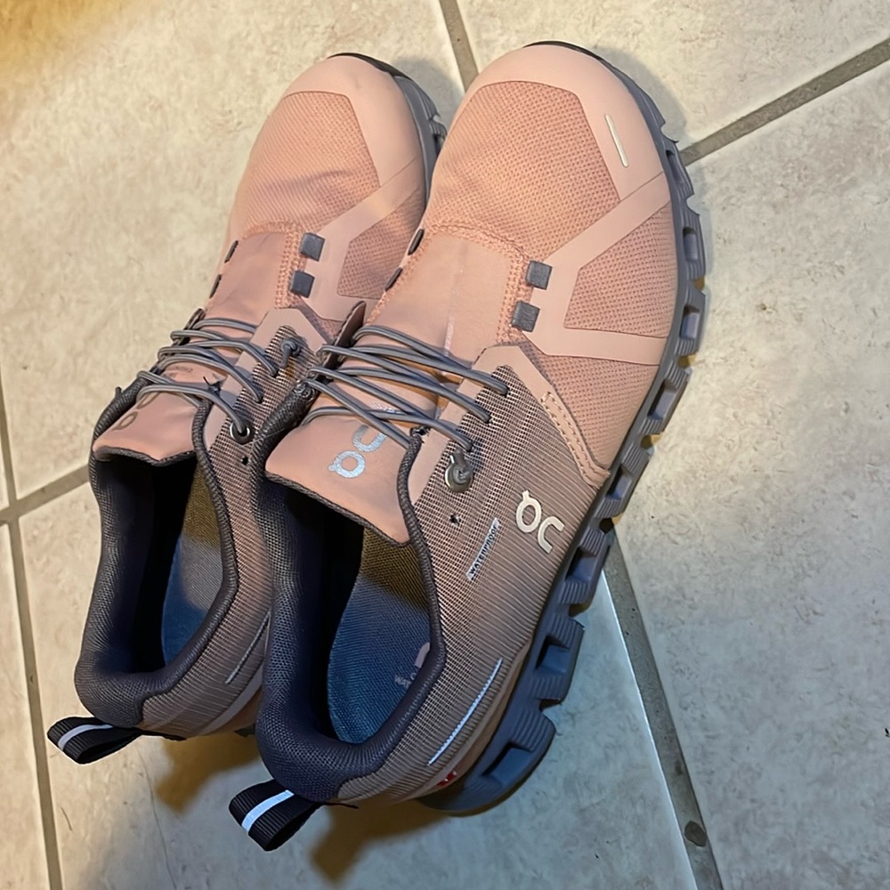 On cloud waterproof sneakers